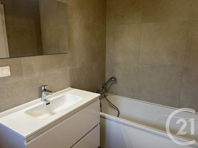 Appartement F3 bis à louer - 5 pièces - 148.04 m2 - PERON - 01 - RHONE-ALPES - Century 21 Adl Genevois