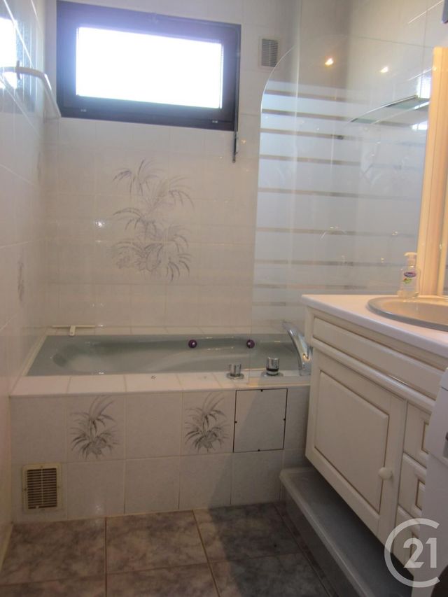 Appartement F3 à louer - 4 pièces - 76.16 m2 - VALLEIRY - 74 - RHONE-ALPES - Century 21 Adl Genevois